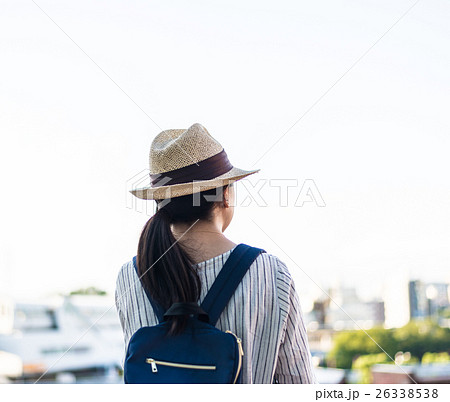 散歩する女性 散歩する女性 26338538