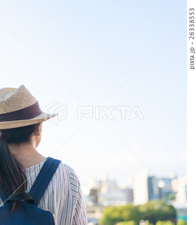 散歩する女性 散歩する女性 26338553