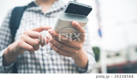 スマートフォンと女性 26338568