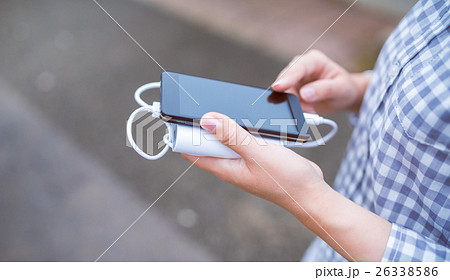 スマートフォンと女性 26338586