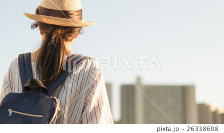 散歩する女性 26338608