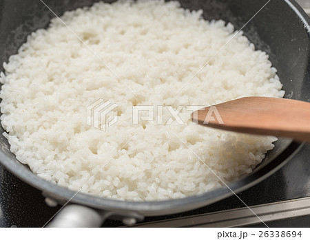 フライパンでご飯を炊く フライパンでご飯を炊く 26338694