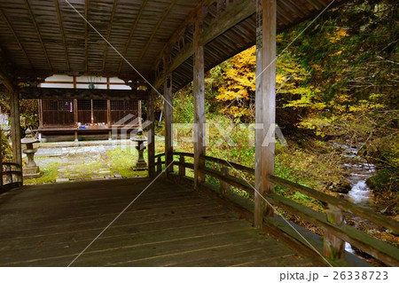 信濃三十三観音 栗尾山 満願寺（第二十六番札所）屋根付きの美しい太鼓橋　極楽浄土への橋 26338723