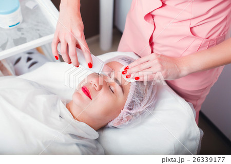 Doctor with ultrasonic scraber. 26339177