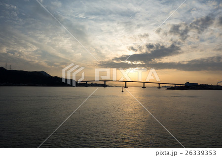 夕暮れ時の新岡山港の橋と瀬戸内海(新岡山港〜土庄港航路のフェリーから) 夕暮れ時の新岡山港の橋と瀬戸内海(新岡山港〜土庄港航路のフェリーから) 26339353