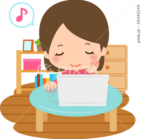 部屋でパソコンを使う笑顔の女性 26340244