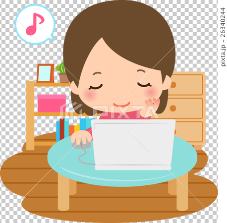 部屋でパソコンを使う笑顔の女性 26340244