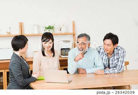 ビジネスウーマンと家族 ビジネスウーマンと家族 26342039