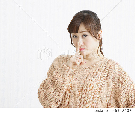 女性　若い女性　笑顔　大学生　ライフスタイル　ポートレート 26342402