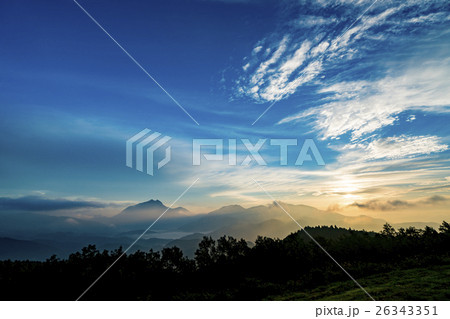 湯布院の夜明 朝霧 湯布院の夜明 朝霧 26343351