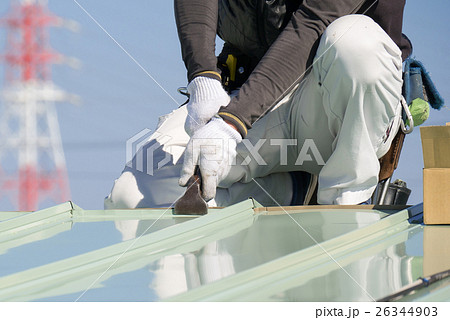 屋根工事　ガルバリウム鋼板を加工している屋根職人 26344903
