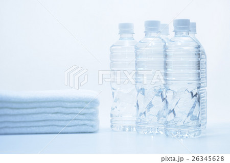 ミネラルウォーターとタオル　 26345628