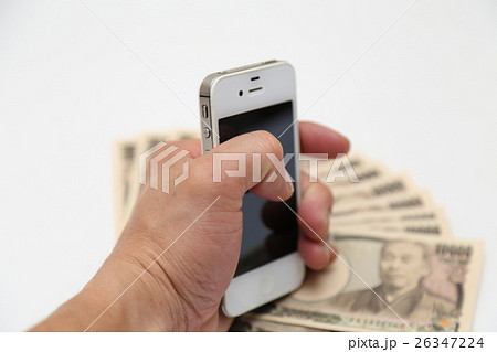スマホを持つ男性とお金 スマホを持つ男性とお金 26347224