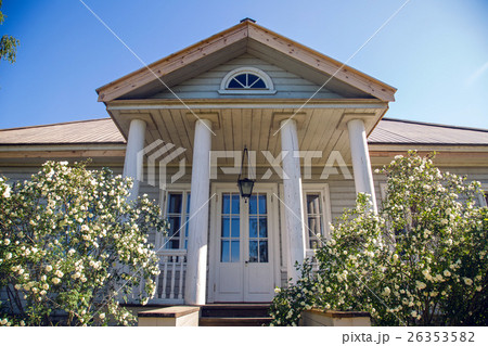 wooden staircase with a lift at the sides grow 26353582
