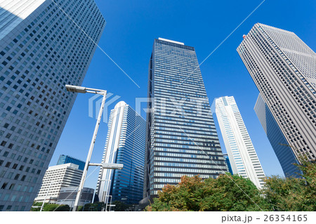 東京_新宿_高層ビル街ビジネスイメージ 26354165