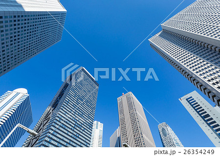 東京_新宿_高層ビル街ビジネスイメージ 26354249