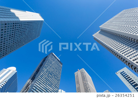 東京_新宿_高層ビル街ビジネスイメージ 26354251