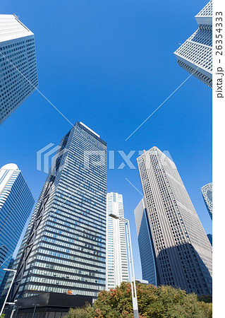 東京_新宿_高層ビル街ビジネスイメージ 26354333