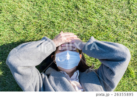 体調不良の女性 26355895