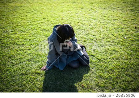 体調不良の女性 26355906