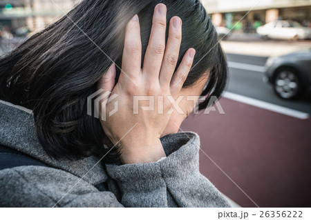 耳の穴を押さえる女性 26356222