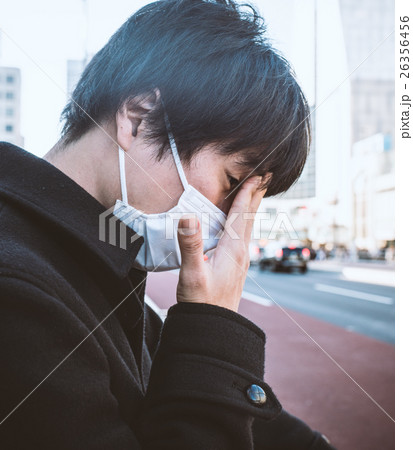 額をおさえる男性 額をおさえる男性 26356456