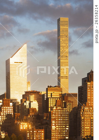 USA, New York, New York City, Manhattan, Sun reflected on skyscrapers 26358214