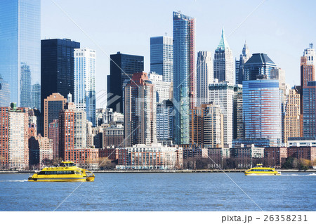 USA, New York State, New York City, Manhattan, City panorama with water taxis passing by 26358231
