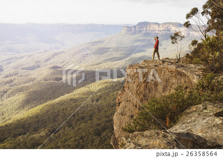 Australia, New South Wales, Narrow Neck Peninsula, Katoomba, Man looking at view in Blue Mountains 26358564