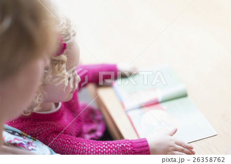 Mother and daughter (4-5) reading book Mother and daughter (4-5) reading book 26358762