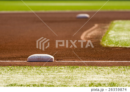 マツダスタジアムグラウンド内野 3塁側からベース・芝生・土 26359874