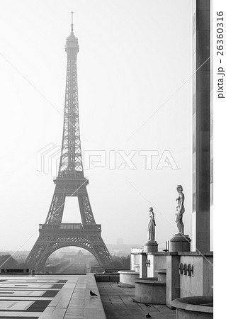 Eiffel Tower in the morning. Paris, France Eiffel Tower in the morning. Paris, France 26360316