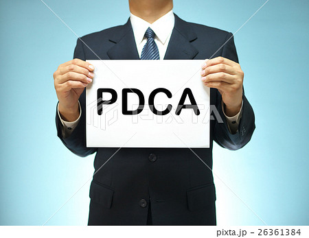 PDCAを掲げるビジネスマン-Plan（計画）Do（実行） Check（評価）Action（改善） 26361384