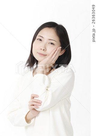 若い女性の顔アップ 26363049