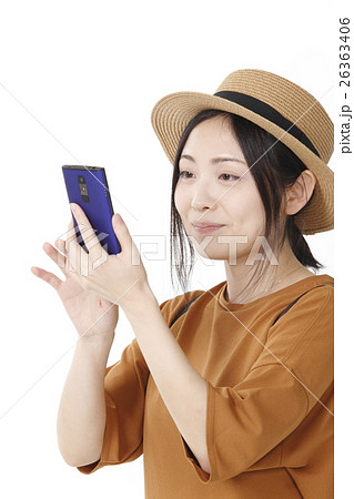ピクニックの若い女性 26363406