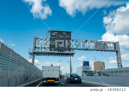 大阪市内の高速道路を走るトラック 26366212