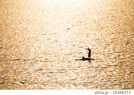 Silhouette of a couple on a boat in the sea 26366253