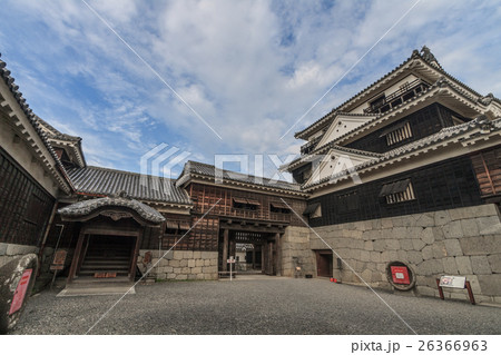 秋の松山城の天守の玄関と大天守の風景 26366963