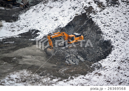 Machine for breaking stones in a granite quarry 26369568