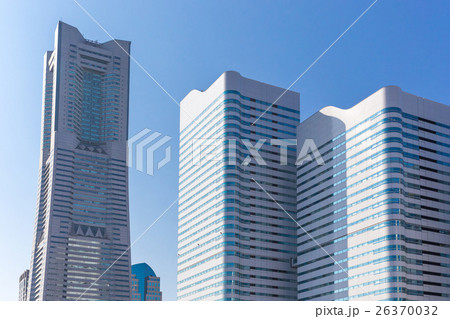 ランドマークタワーとオフィスビル群 26370032