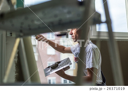 Plasterer renovating indoor walls and ceilings. Plasterer renovating indoor walls and ceilings. 26371019