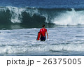 大波に向かうサーファーボーイ 26375005