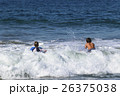 大波に向かうサーファーボーイ達 26375038