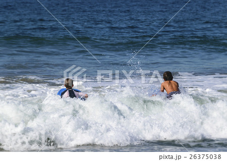 大波に向かうサーファーボーイ達 大波に向かうサーファーボーイ達 26375038