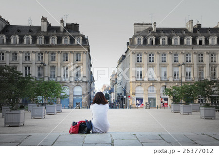 海外背景と女性の後ろ姿の写真素材