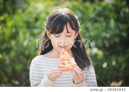 Beautiful Asian girl eating eating pizza Beautiful Asian girl eating eating pizza 26381642