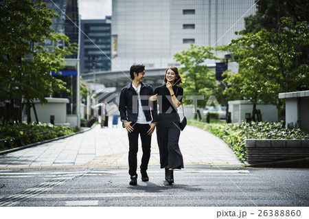 街を歩くカップル 街を歩くカップル 26388860