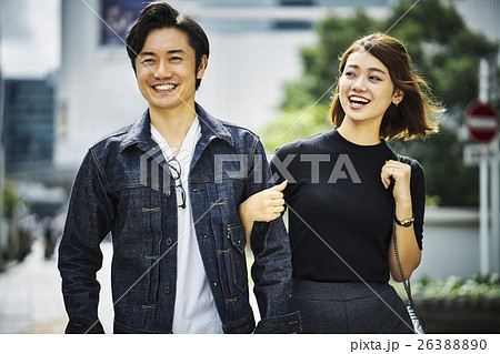 街を歩くカップル 26388890