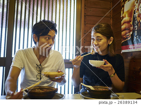 食事をするカップル 名古屋めし 味噌煮込みうどん 食事をするカップル 名古屋めし 味噌煮込みうどん 26389134