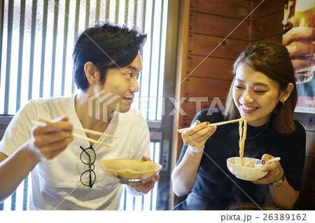 食事をするカップル 名古屋めし 味噌煮込みうどん 食事をするカップル 名古屋めし 味噌煮込みうどん 26389162